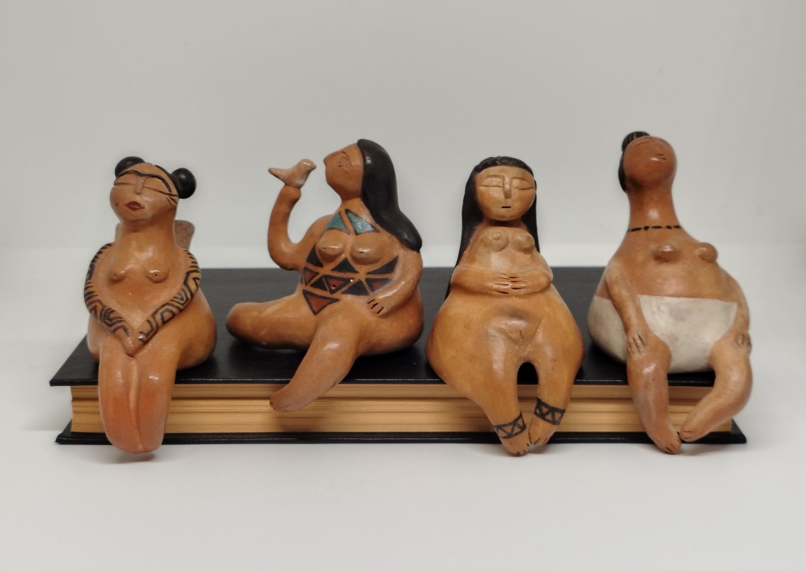 Mujeres Sentadas