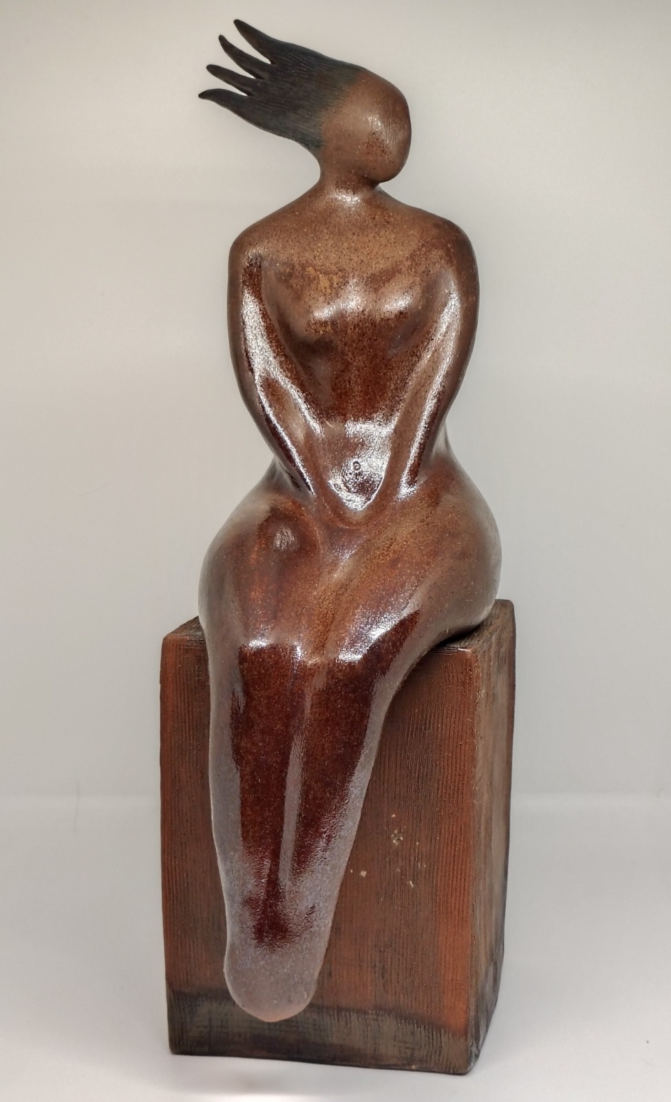 Escultura Mujer Viento Sentada